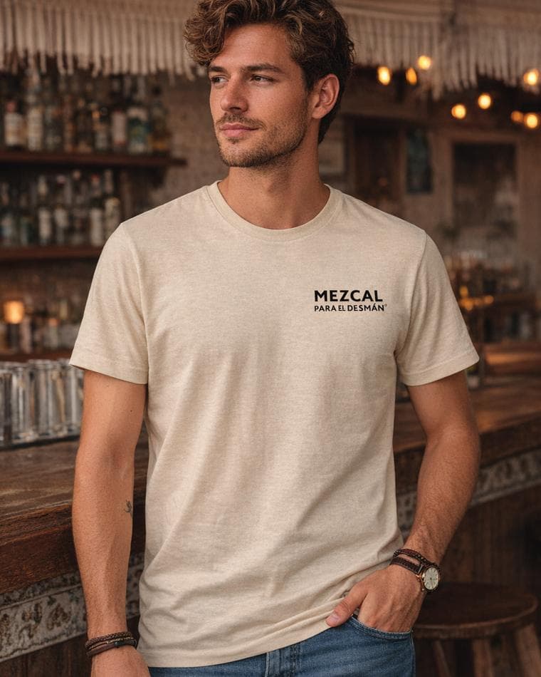 Playera color hueso con logotipo Mezcal para el Desmán